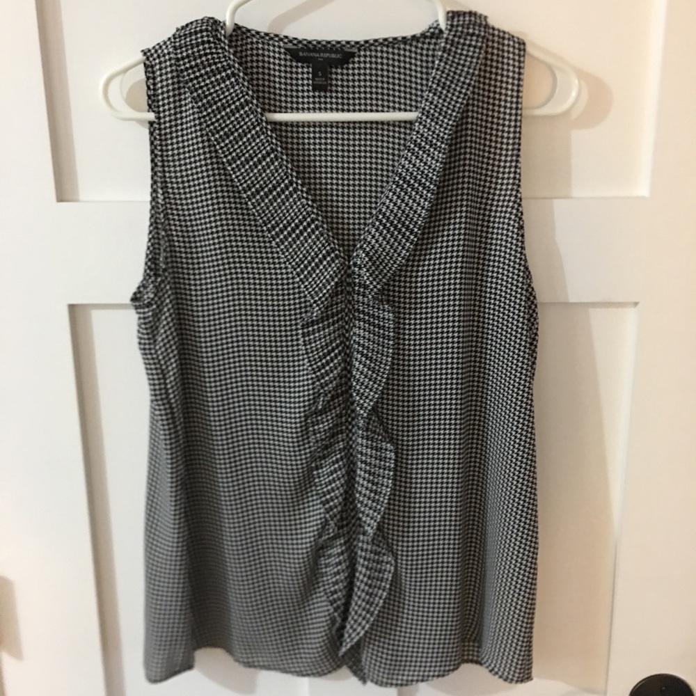 Banana republic black and white sleeveless blouse